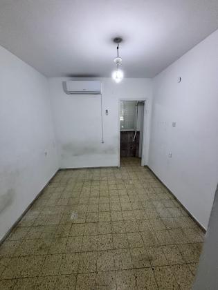 גר צדק 7, דקר