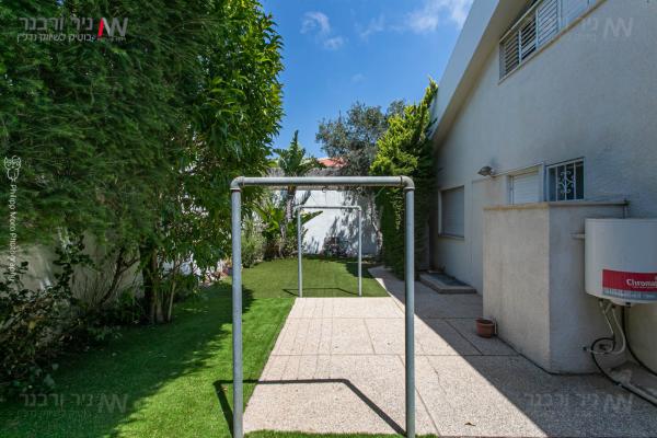 קמיל הויסמנס 34, דניה