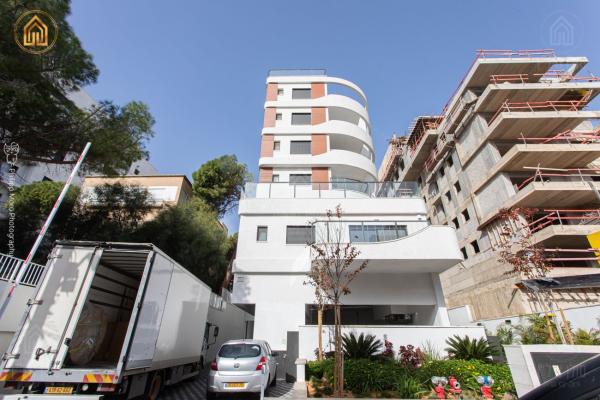 דישראלי 9, אחוזה