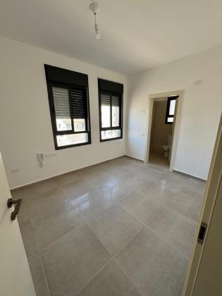 שיר השירים 26, גן יבנה מערב