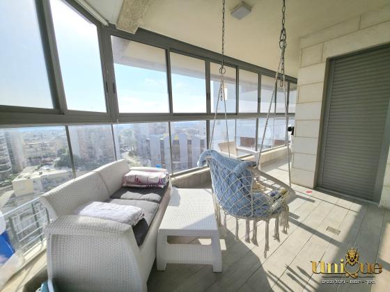 העצמאות, אברמסקי