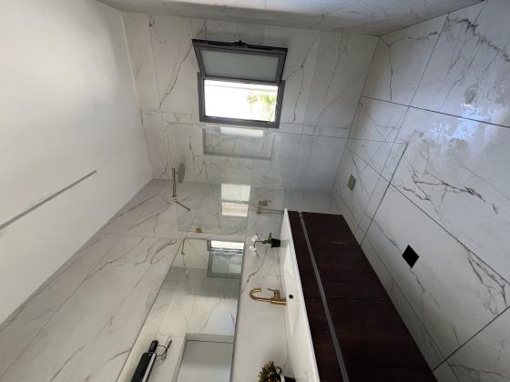 חכמי אתונה 60, שפירא