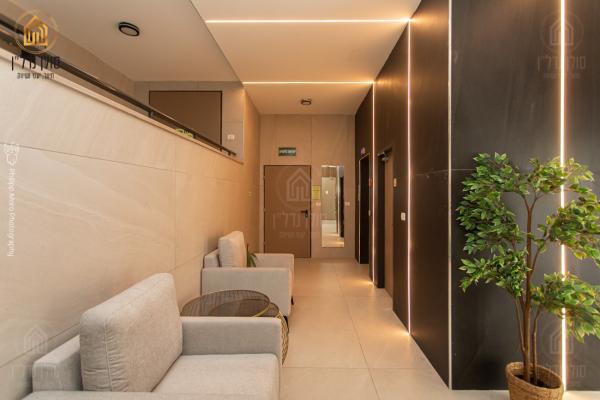 דישראלי 9, אחוזה