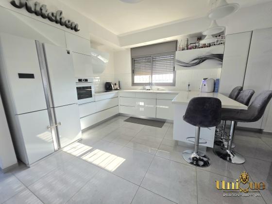 העצמאות, אברמסקי