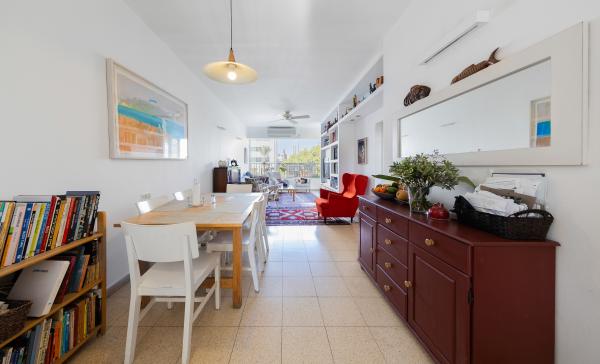 בשכונת שיכון חברת חשמל