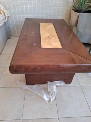 שולחן לסלון שמור במצב מצויין