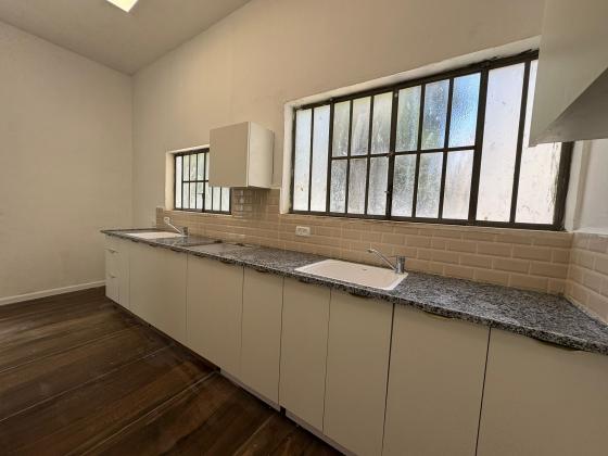 בר גיורא 32, הדר עליון