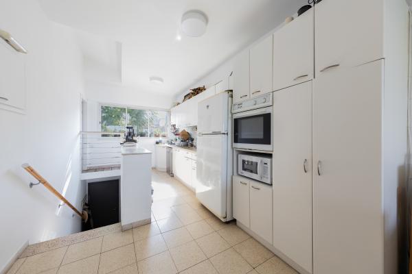 בשכונת שיכון חברת חשמל