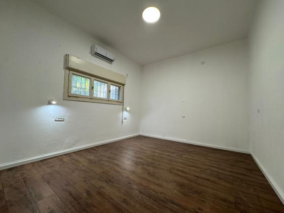 בר גיורא 32, הדר עליון