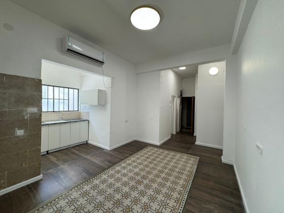 בר גיורא 32, הדר עליון