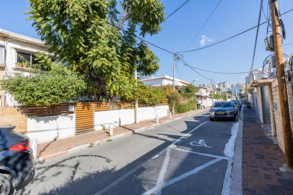 בשכונת שיכון חברת חשמל