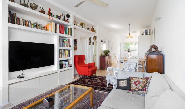 בשכונת שיכון חברת חשמל