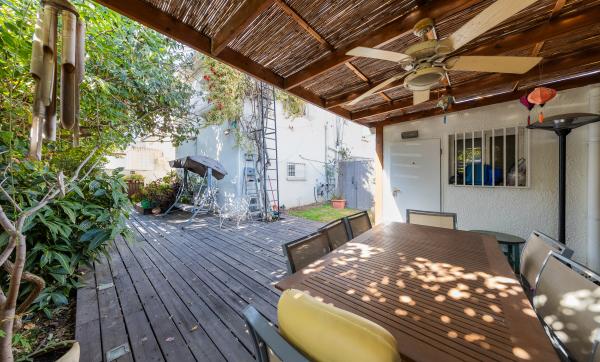 בשכונת שיכון חברת חשמל