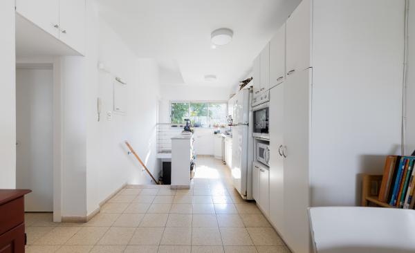 בשכונת שיכון חברת חשמל