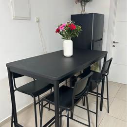 שולחן בר + 4 כסאות