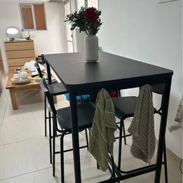 שולחן בר + 4 כסאות