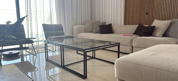 שולחן זכוכית לסלון