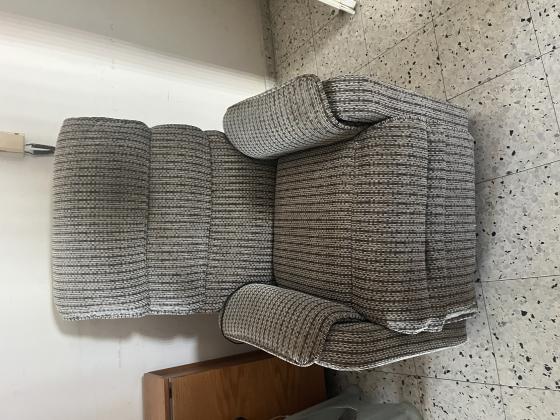 כורסת טלוויזיה איכותית במצב חדש