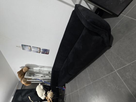 אנו נאלצים למכור את הספה