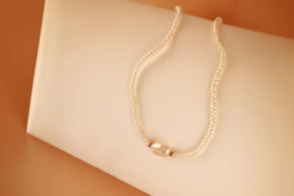 שרשרת פנינים עדינות עם מוקד