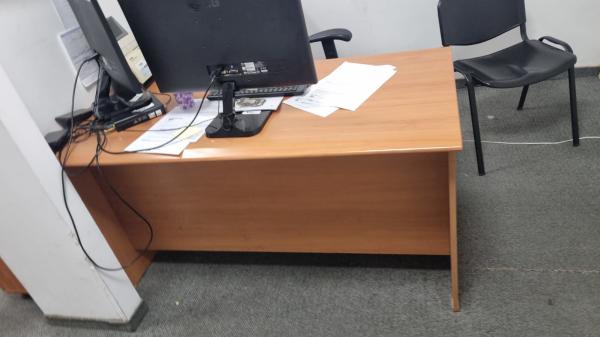 למסירה שולחנות משרדיים במצב טוב