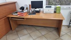 למסירה שולחנות משרדיים במצב טוב