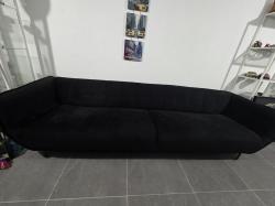 אנו נאלצים למכור את הספה