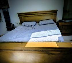 למסירה מחולון מיטה זוגית מעץ