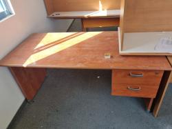 למסירה שולחנות משרדיים במצב טוב