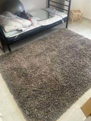 שטיח אפור פרוותי במצב כמו