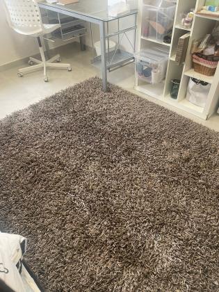 שטיח אפור פרוותי במצב כמו