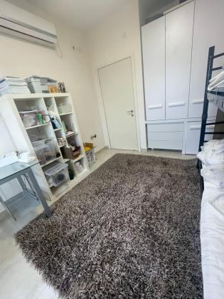 שטיח אפור פרוותי במצב כמו