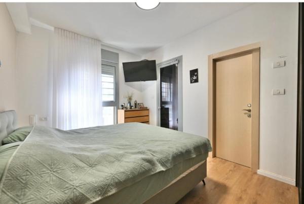 למכירה דירת 4 חד' משודרגת בפארק הים בבת ים