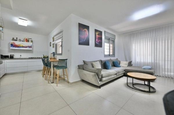 למכירה דירת 4 חד' משודרגת בפארק הים בבת ים