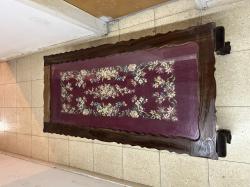 שולחן סלון קטן מעץ מלא עם ריקמה