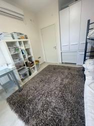 שטיח אפור פרוותי במצב כמו