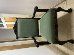 כורסא ירוקה עם פיתוחי עץ מעץ מלא