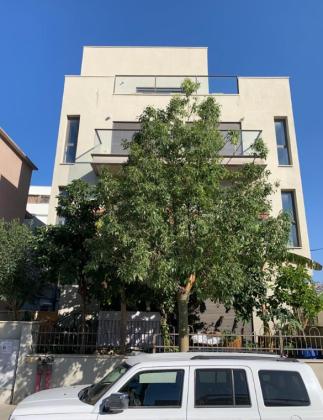 חזקיהו המלך 25 (שפירא)