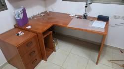 שולחן כתיבה פינתי כולל ארונית עם מגירות