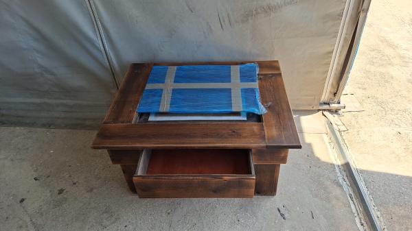 שולחן יוקרתי וחזק הכולל :