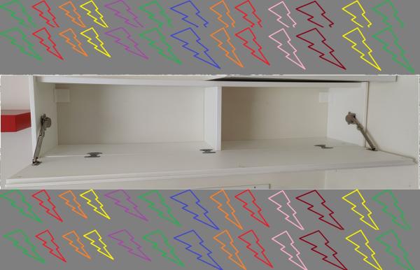 מדף עם דלת ציר