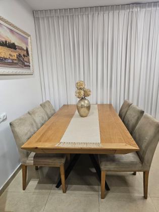 פינת אוכל במצב מצוין, השולחן