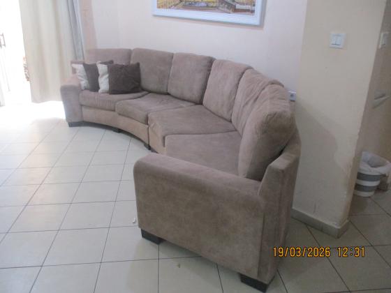 ספה מהממת וענקית, יש מקום