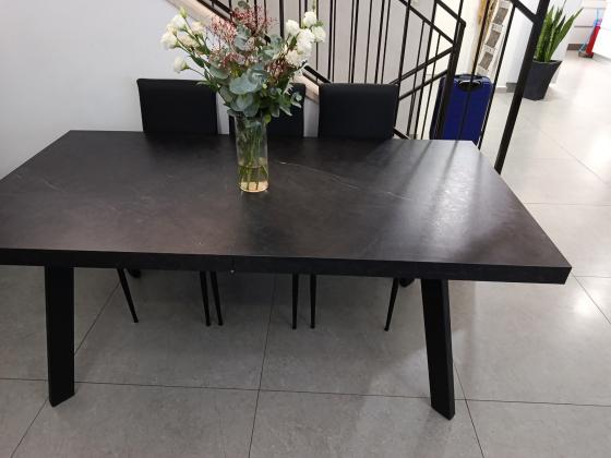 שולחן כמו חדש נקנה לפני