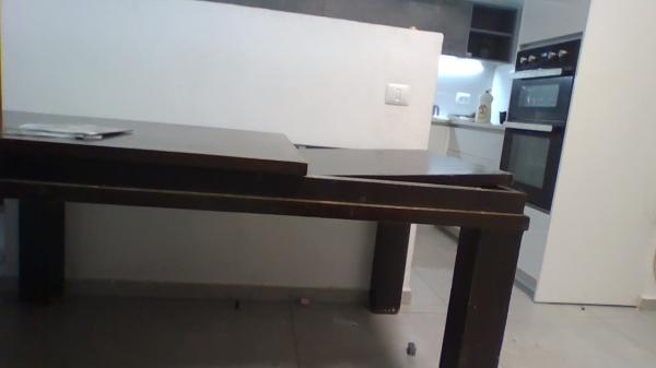 בהזדמנות !שולחן מעץ חזק ויציב,