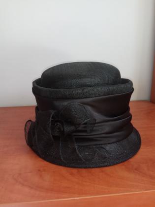 למכירה: 2 כובעי נשים שחורים