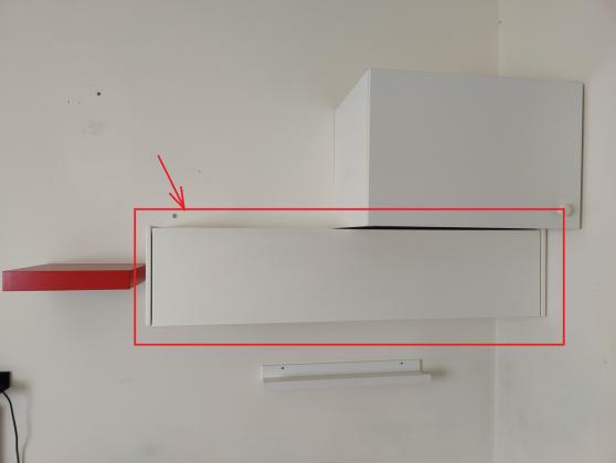 מדף עם דלת ציר