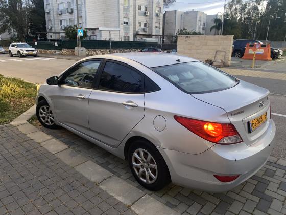 יונדאי i25 (2011)