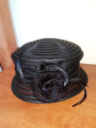 למכירה: 2 כובעי נשים שחורים