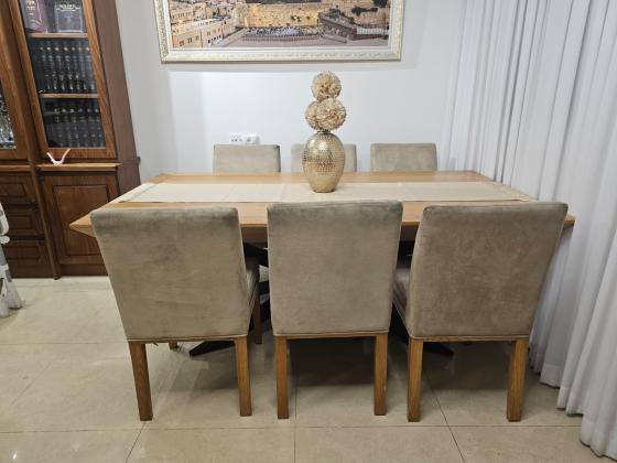 פינת אוכל במצב מצוין, השולחן